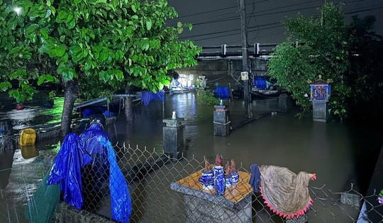 Mưa lũ giữa mùa hè ở Huế: 'Quá bất thường, chưa từng có'