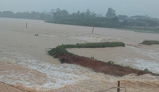 Mưa lớn bất thường giữa mùa hè làm vỡ đập thuỷ lợi