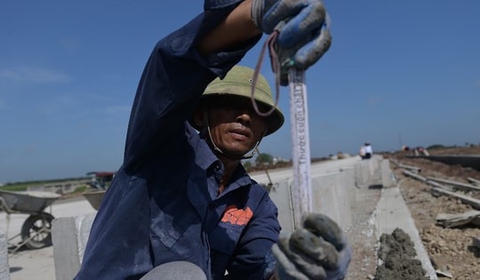 Công nhân phơi mình trong chảo lửa để thi công tuyến đường 6.400 tỷ đồng ở Nam Định