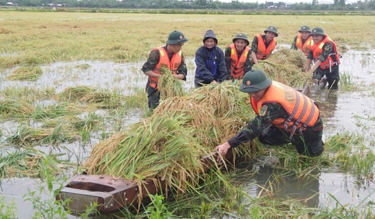 Những hình ảnh thắm tình quân dân trong đợt mưa lũ bất thường giữa mùa hè