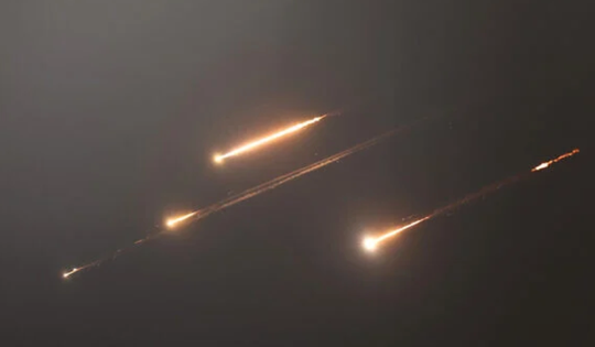 Iran phóng hàng trăm tên lửa trả đũa, Israel cảnh báo Tehran trả giá không thể chịu đựng nổi