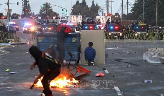 Thủy quân lục chiến Mỹ lần đầu bắt giữ dân thường tại Los Angeles