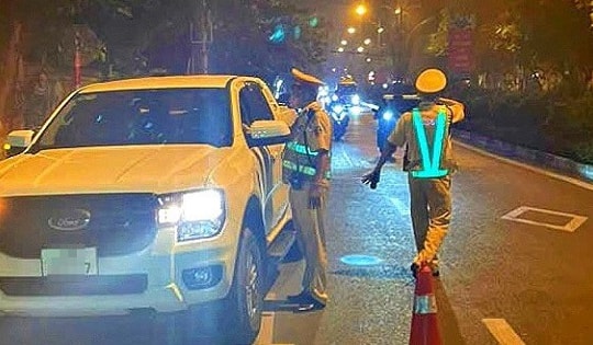 Sau bữa cơm tối, thanh niên bị trừ 4 điểm trên giấy phép lái xe