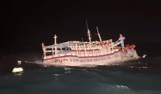 13 thuyền viên trên 2 tàu cá bị chìm trên biển may mắn được cứu sống