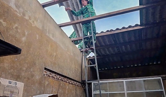 Hơn 50 ngôi nhà ở Huế bị tốc mái do dông lốc