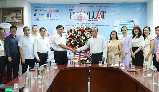 Thứ trưởng Bộ Y tế Đỗ Xuân Tuyên thăm, chúc mừng các cơ quan báo chí tại TPHCM