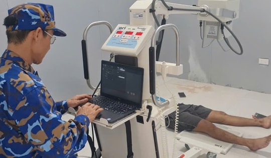 Quân y đảo Sinh Tồn phẫu thuật cho ngư dân bị vỡ xương bánh chè