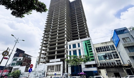 Toà nhà 'trơ xương' giữa đất vàng Hà Nội