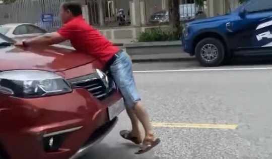 Thót tim cảnh tài xế 'chở người' trên nắp capo