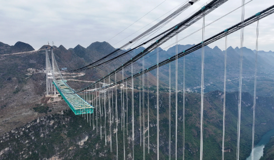 Lớn nhất, rộng nhất, cao nhất: Trung Quốc khiến thế giới giật mình vì xây thần tốc hàng loạt công trình khổng lồ ‘lơ lửng trên mây’