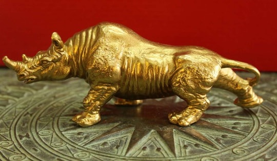 Vị trí đặt tượng tê giác mang bình an, tạo điều kiện để các mối quan hệ gia đình luôn êm ấm, gắn bó