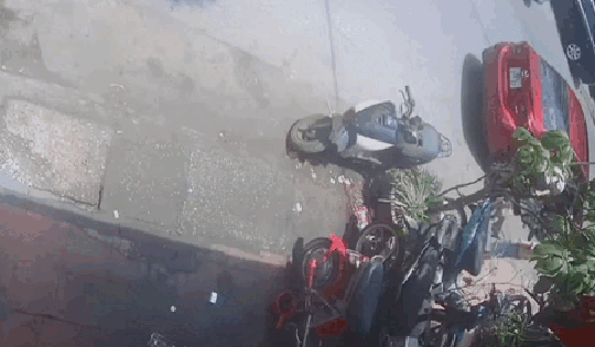 Hà Nội: Thót tim cảnh cháu bé 5 tuổi bị xe tải tông trúng khi đột ngột băng qua đường