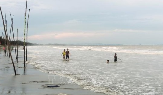 Tiềm ẩn nguy cơ đuối nước khi tắm biển lúc sóng to, triều cường dâng cao