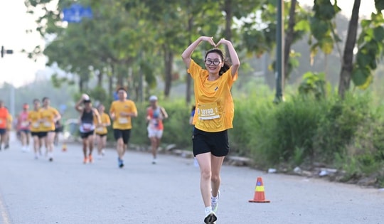 Hơn 6.000 người tham gia Giải đi bộ - chạy bộ 'Tự hào Thành phố tôi yêu' kỷ niệm 100 năm báo chí