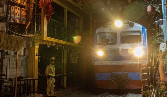 Công an mời hàng trăm khách Tây ra khỏi phố đường tàu sau đoạn clip khiến nhiều người rùng mình