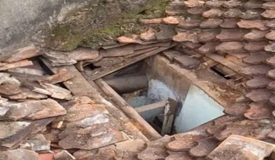 Thanh niên 'mới lớn' dỡ ngói để đột nhập cửa hàng bán điện thoại