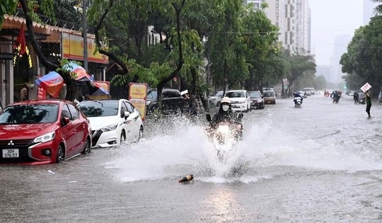 Miền Bắc tái diễn thời tiết oi bức ban ngày, mưa dông vào chiều tối