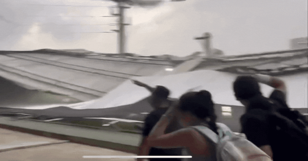 Sân pickleball tại Phạm Hùng đổ sập trong cơn dông, người chơi hoảng loạn tháo chạy