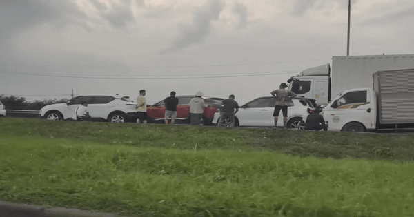 Tai nạn liên hoàn 5 ô tô gần cầu Phù Đổng, giao thông ùn tắc kéo dài