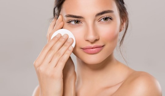 Tẩy trang đúng cách làm sạch da, ngừa mụn