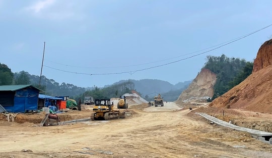 Tiến độ đường vào hồ Nặm Cắt ở Bắc Kạn hiện ra sao, còn vướng mắc gì?