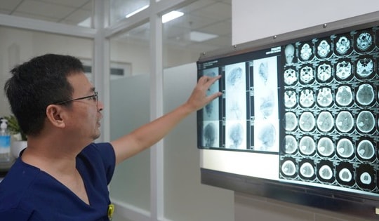 Bé 13 tuổi bất ngờ đột quỵ, hôn mê sâu khi đang tập văn nghệ ở trường