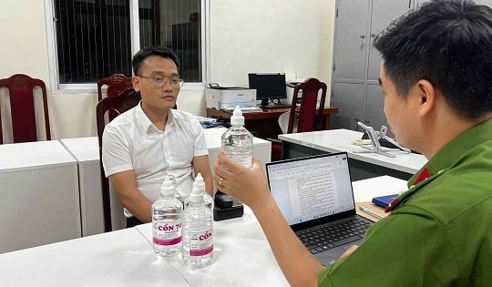 Bắt Phó Chủ tịch thị trấn ở Hà Nội vì sản xuất cồn y tế giả