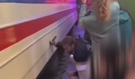 Từ vụ du khách suýt gặp nạn ở phố đường tàu: Ai phải chịu trách nhiệm nếu không may sự cố xảy ra?