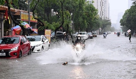 Chiều tối nay miền Bắc tái diễn mưa dông mạnh kèm lốc sét