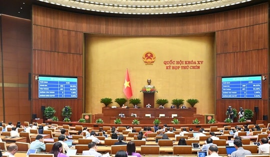 Luật Nhà giáo chính thức được Quốc hội thông qua, không cấm giáo viên dạy thêm