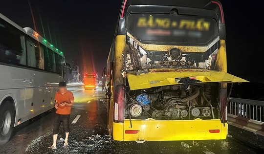 Xe khách giường nằm bốc cháy trên cầu Thăng Long, kính vỡ, khói bao trùm