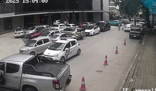 Đang đi bộ trong bệnh viện, người phụ nữ bị xe bán tải lùi trúng, cán qua người