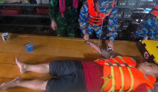 Cứu tàu cá cùng 9 thuyền viên gặp nạn trên biển