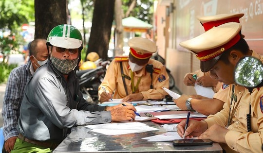 Làm cốc bia giải nhiệt mùa hè, nhiều tài xế 'mặt đỏ như gấc' có cồn kịch khung