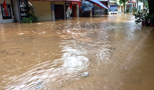 Liên tục mưa lớn sầm sập ở nhiều địa phương, cơ quan khí tượng chỉ cách ứng phó