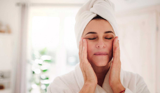 Tẩy tế bào chết có giúp da trắng hơn không?