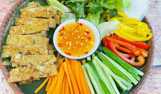 Ram chả cá thác lác cuộn rau củ
