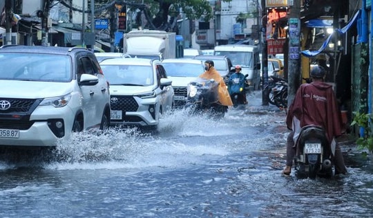 Miền Bắc duy trì trạng thái nắng nóng ở đồng bằng, mưa dông ở vùng núi