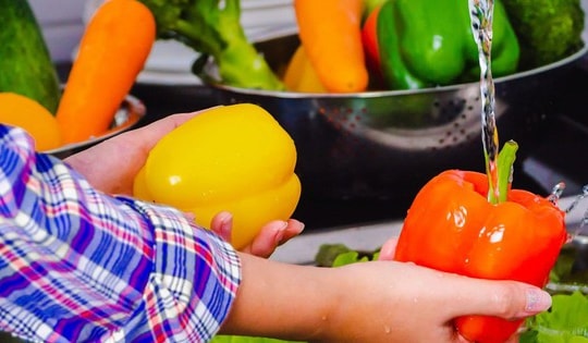 Rửa rau của quả nên dùng nước chuyên dụng hay tự chế?