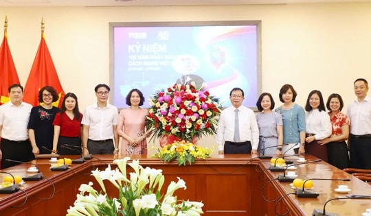 Thứ trưởng Bộ Y tế Nguyễn Thị Liên Hương thăm, chúc mừng các cơ quan báo chí, truyền thông nhân Ngày Báo chí cách mạng Việt Nam