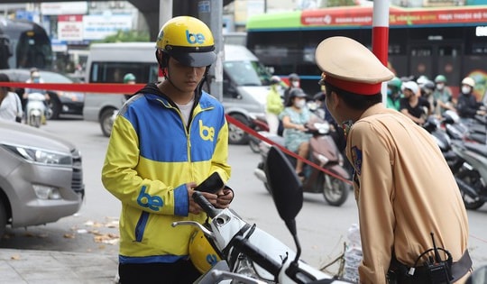 Mỗi ngày gần 40 tài xế xe ôm công nghệ, shipper vi phạm giao thông