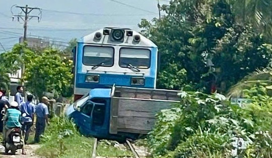 Tài xế xe tải thoát chết sau va chạm với tàu hỏa