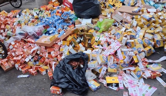 Hàng nghìn hộp thực phẩm chức năng đổ đống ở bãi rác