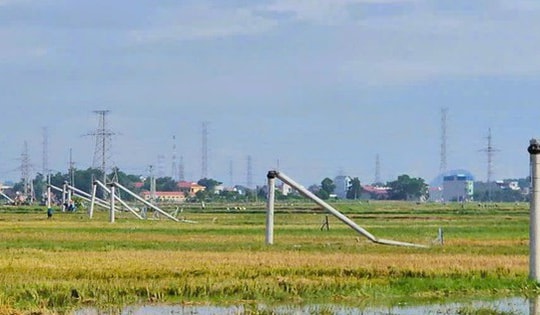 Dông lốc ở Thanh Hóa làm hàng loạt cột điện gãy đổ