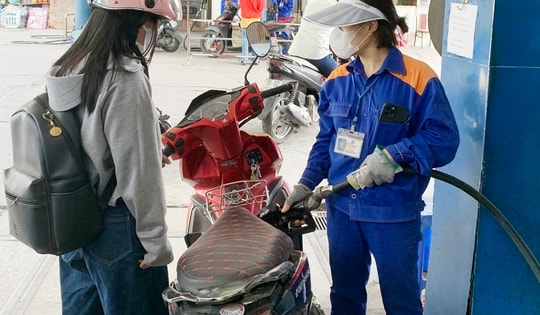 Giá xăng dầu đồng loạt tăng mạnh, RON95 vượt mốc 20.000 đồng/lít