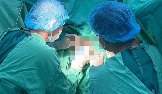 Nam bệnh nhân bị tụ máu vùng kín do ngã vào ống sắt
