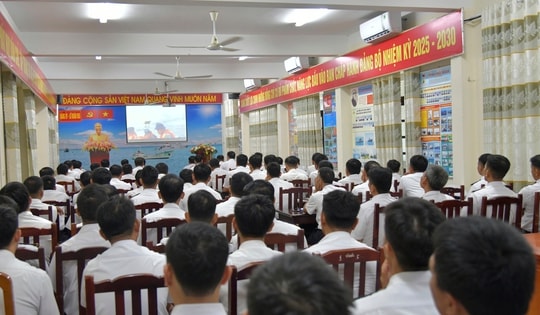 Vùng 4 Hải quân tổ chức tuyên truyền biển, đảo cho hơn 12.000 người