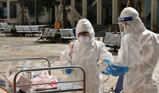 Phát triển y tế cơ sở trong tình hình mới: Nâng phụ cấp ưu đãi theo nghề lên đến 70% cho nhân viên y tế phòng chống dịch, hồi sức