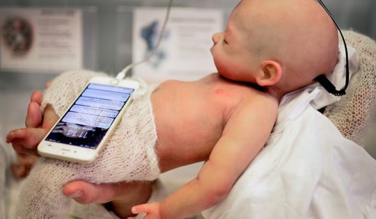 Cơn sốt búp bê giống hệt trẻ sơ sinh gây tranh cãi khi có người đưa "đứa trẻ" đi khám như người thật