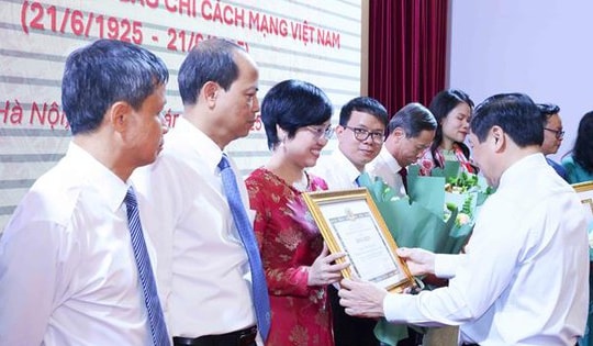 Gặp mặt Người làm báo tiêu biểu nhân Kỷ niệm 100 năm Ngày Báo chí Cách mạng Việt Nam